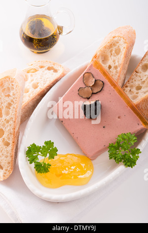 Pastel con gelatina y trufa