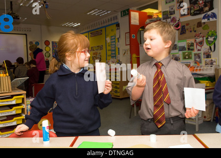 Los niños de escuela primaria en aula realizando actividades artesanales, Haslemere, Surrey, Reino Unido.