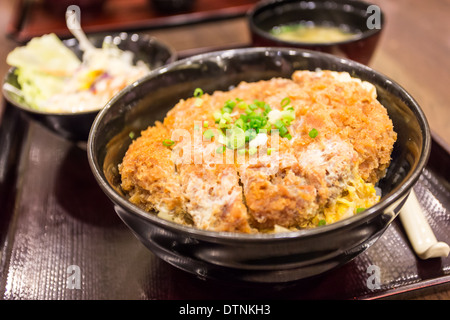 Katsudon Japonés - chuleta de cerdo frito apanado (tonkatsu) rematado con huevo en arroz cocido al vapor.