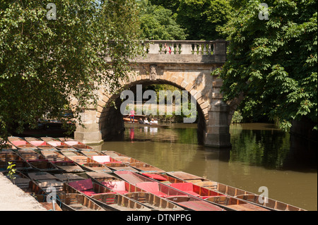 Vista de puente Magdalen con punts en Oxford. Foto de stock
