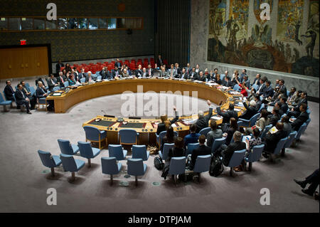 Nueva York, Estados Unidos. El 22 de febrero de 2014. El Consejo de Seguridad de las Naciones Unidas vote sobre un proyecto de resolución sobre la situación en Siria, en la sede de la ONU en Nueva York, el 22 de febrero de 2014.El Consejo de Seguridad de la ONU el sábado aprobó por unanimidad una resolución que exige una inmediata y el acceso sin trabas de la ayuda humanitaria en la guerra a Siria, donde el conflicto armado ha estado sucediendo durante casi tres años. (Xinhua/Niu Xiaolei/Alamy Live News) Foto de stock