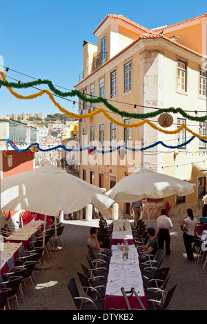 Cenar fuera en las calles de Lisboa, el distrito de Baixa, Portugal, con vistas al Castillo de São Jorge I. Foto de stock
