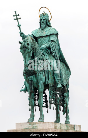 Estatua ecuestre, monumento al rey Esteban I, en el cerro del castillo, en Budapest, Hungría Foto de stock