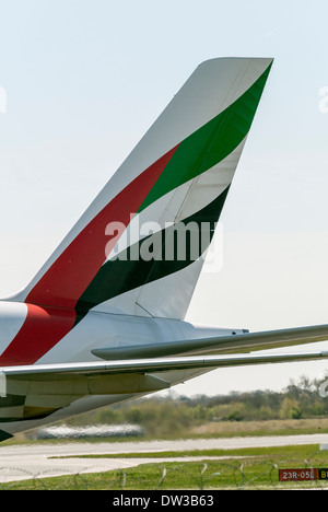La aleta de cola de un Airbus A380 y Emirates Airlines en el aeropuerto de Manchester, Inglaterra, Reino Unido. Foto de stock