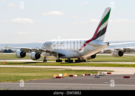Airbus A380 de Emirates de rodadura en la pista del aeropuerto de Manchester después de aterrizar, Inglaterra, Reino Unido. Foto de stock