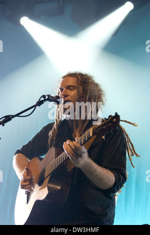 Quand On Est Con On Est Con Brassens Newton Faulkner realizando al O2 con ABC: Newton Faulkner actuando en
