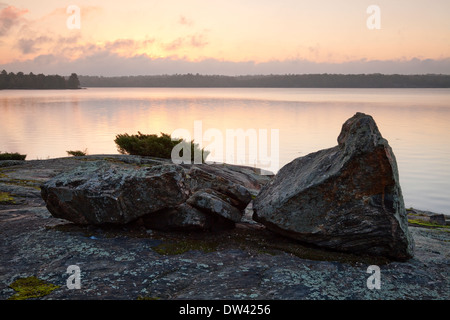 Típica roca de granito que se encuentran a lo largo de la orilla de la Bahía Georgiana con líquenes en el Parque Provincial Massasauga, Ontario, Canadá. Foto de stock