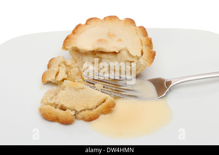 Cada tarta de manzana con natillas y un tenedor en un plato Foto de stock