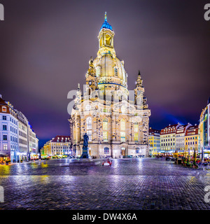 Dresden, Alemania a la plaza Neumarkt y Frauenkirche durante la noche. Foto de stock