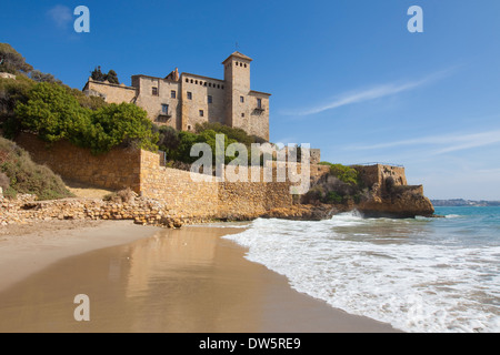 Castillo de Tamarit en la costa de Tarragona, en Cataluña. Foto de stock