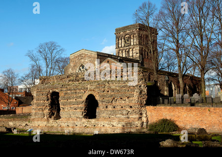 Jewry Wall y la iglesia de San Nicolás, Leicester, Leicestershire, Inglaterra, Reino Unido.