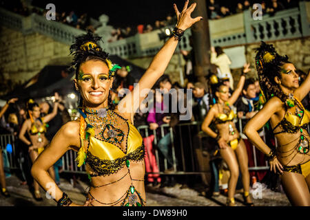 Sitges, España. Marzo 2nd, 2014: juerguistas bailan durante el desfile del domingo de carnaval en Sitges Crédito: matthi/Alamy Live News