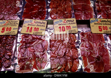 Productos de carne de cerdo (jamón, chorizo, lomo) a la venta en la tienda de comestibles de Madrid, España