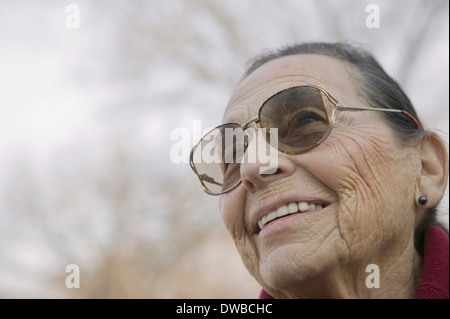 Retrato de mujer mayor de llevar gafas.