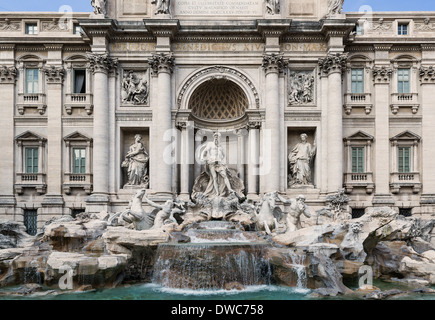 Los turistas se reúnen para admirar la fontana di Trevi, Roma, Italia Foto de stock