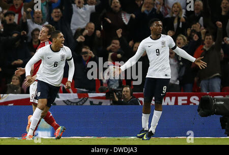Londres, Reino Unido. 5 Mar, 2014. Daniel Sturridge(1R) de Inglaterra celebra su puntuación con compañeros de equipo durante un partido amistoso de fútbol internacional entre Inglaterra y Dinamarca en el estadio de Wembley en Londres, Gran Bretaña el 5 de marzo de 2014. Inglaterra ganó 1-0. Crédito: Wang Lili/Xinhua/Alamy Live News