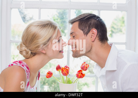 Vista lateral de una pareja romántica frotando la nariz