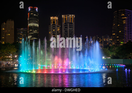 Fuente de agua musical sinfónica lago Show de Luces por la noche en el parque KLCC malasia Kuala Lumpur