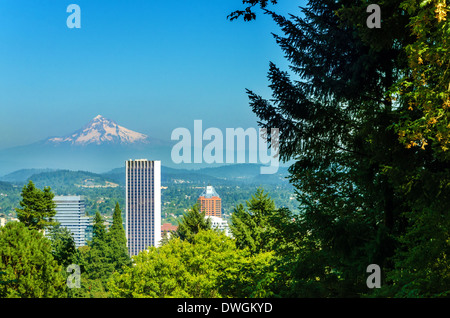 Monte Hood elevándose sobre el centro de Portland, Oregón Foto de stock
