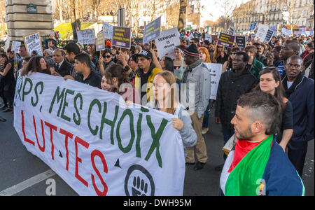 París, Francia. 8th de marzo, grupos feministas franceses, incluyendo el Mars 8 y Act Up Paris, protestando en el evento del Día Internacional de la Mujer, Marcando con Señales de Protesta Social y Banner en la calle, mujeres de igualdad marchando, protestando el día de los derechos de las mujeres, mujeres de apoyo, manifestación de mujeres, rally pro choice