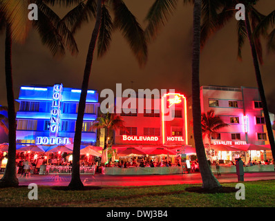 Iluminado hoteles Art Deco de Ocean Drive en la noche en Miami Beach.