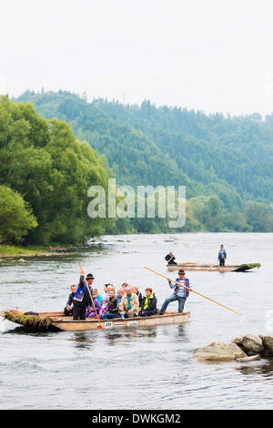 Viaje en Rafting Dunajec, Dunajec Avance Gorge, de Polonia, de Europa Foto de stock