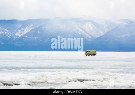 La conducción en el lago, Maloe More (mar pequeño), la isla de Olkhon, Lago Baikal, sitio UNESCO, Oblast de Irkutsk, Siberia, Rusia