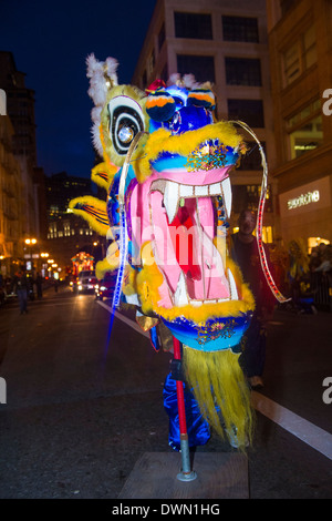Un participante no identificado en el Desfile del Año Nuevo Chino en San Francisco , California Foto de stock