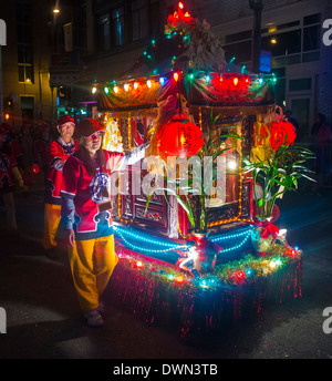 Los participantes no identificada en el Desfile del Año Nuevo Chino en San Francisco , California Foto de stock