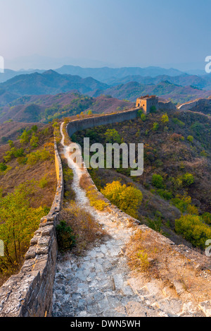 A Gubeikou tour caminando Jinshanling sección de la Gran Muralla de China, la UNESCO Sitio, Condado de Miyun, Municipio de Beijing, China Foto de stock