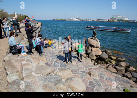 Los turistas admirando la Sirenita de Copenhague Foto de stock