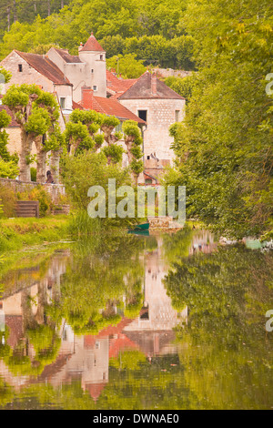 Antiguas casas de la aldea de Noyers sur Serein reflejando en el río Serein, Yonne, Borgoña, Francia, Europa Foto de stock