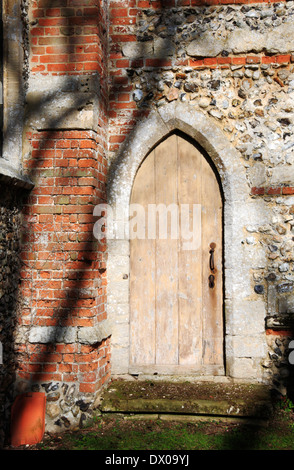 La puerta del sacerdote en el coro en la iglesia de St Swithin en Bintree, Norfolk, Inglaterra, Reino Unido. Foto de stock