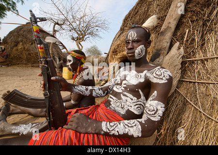 Karo Kolcho pintado guerrero en en el río Omo, Etiopía Foto de stock