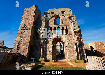Las ruinas de la Abadía románica anglosajona de Holy Island, Lindisfarne, Northumbria, Inglaterra