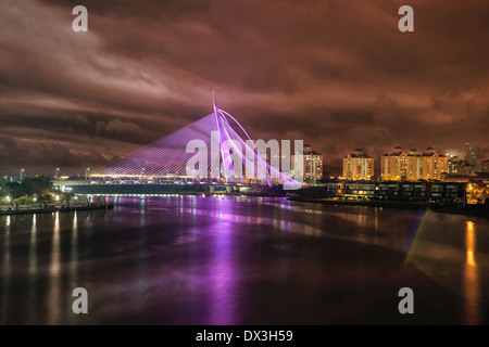 Seri Wawasan Puente en Putrajaya, Malasia en la noche Foto de stock