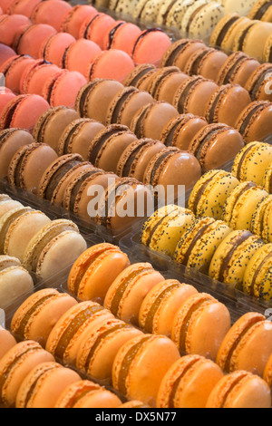 Una pantalla de variados mostachones (Francia). Présentation de macarons variés (Francia).