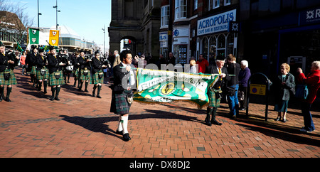 El Birmingham Irish flautas y tambores de tomar parte en una procesión el día de San Patricio a través del centro de la ciudad de Derby 15/03/2014 Foto de stock