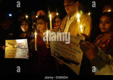 Amritsar, India, 20 de marzo de 2014: Los miembros de la Akhil Bharatiya Organización de Derechos Humanos la celebración de una vigilia con velas por la seguridad de los pasajeros del avión malasio faltantes, en Amritsar el jueves. Falta el avión desapareció hace una semana con 227 pasajeros y 12 tripulantes, desconcertante los equipos de búsqueda y rescate internacional que no han encontrado restos o indicios en las aguas circundantes de Asia Sudoriental. La tripulación y los pasajeros están actualmente bajo investigación por posible sabotaje aunque no hay evidencia de dicha actividad ha sido encontrado. (Foto por Prabhjot Gill/Pacific Press)