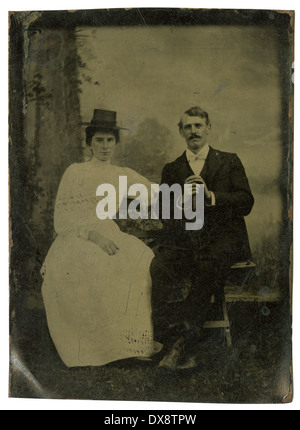 Circa 1860 estaño antiguo tipo fotografía, el esposo y la esposa en el periodo de la ropa. Foto de stock