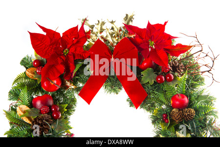 Navidad con poinsettia flores, decoración dorada y un lazo rojo Arco  aislado sobre fondo blanco Fotografía de stock - Alamy