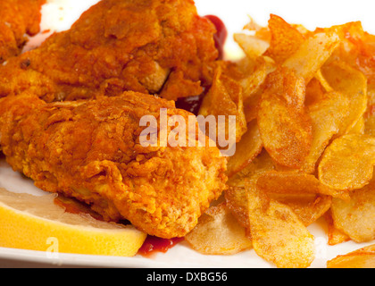Alitas de pollo fritas crujientes, conocidas como alas de búfalo, bateador marrón dorado, guarnición de limón Foto de stock
