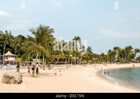 Pintoresco Siloso Beach en la isla de Sentosa, Singapur Foto de stock