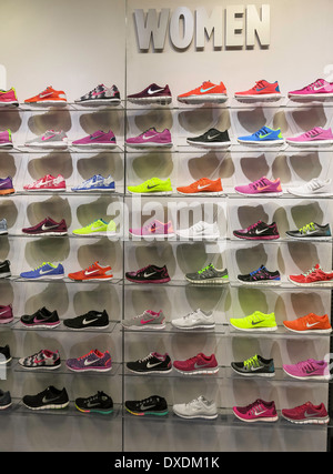 Nike con logotipo de Swoosh, pared del atlético de la mujer, armario del pie, International Plaza, Tampa, FL, EE.UU Fotografía stock - Alamy