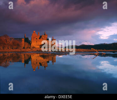 Luz del atardecer sobre el Castillo de Kilchurn y Loch Loch awe con Ben Lui en vista, Argyll Foto de stock