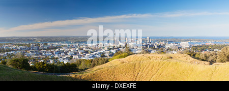 Vista de Auckland desde Mount Eden, Auckland, Isla del Norte, Nueva Zelanda Foto de stock