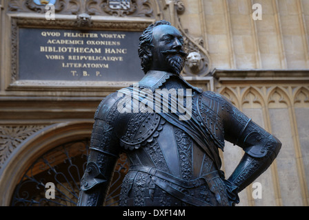 Estatua del Conde de Pembroke, fundador de Pembroke College de la Universidad de Oxford, Bodleian Library patio, Oxford, Reino Unido. Foto de stock
