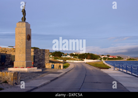 El Memorial de la Guerra de Malvinas con la Casa de Gobierno en el fondo - Port Stanley en las Islas Malvinas (Islas Falkland). Foto de stock