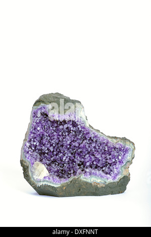Amethyst Geode, con inclusiones de calcita, Brasil / piedras preciosas Foto de stock