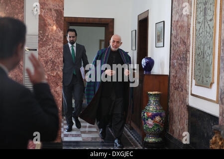 Kabul, Afganistán. 26 Mar, 2014. El Presidente afgano Hamid Karzai llega para una entrevista con la Agencia de Noticias Xinhua en el palacio presidencial en Kabul, Afganistán, el 26 de marzo de 2014. El Presidente afgano Hamid Karzai el miércoles rechaza categóricamente los rumores e informes que sugieren que él firmaría el controvertido Acuerdo Bilateral de seguridad (BSA) con Washington antes de las elecciones presidenciales del 5 de abril para permitir a un número limitado de fuerzas estadounidenses permanezcan en Afganistán después de 2014 retirada de las tropas de la OTAN en el país plagado de militancia. © Ahmad Massoud/Xinhua/Alamy Live News Foto de stock